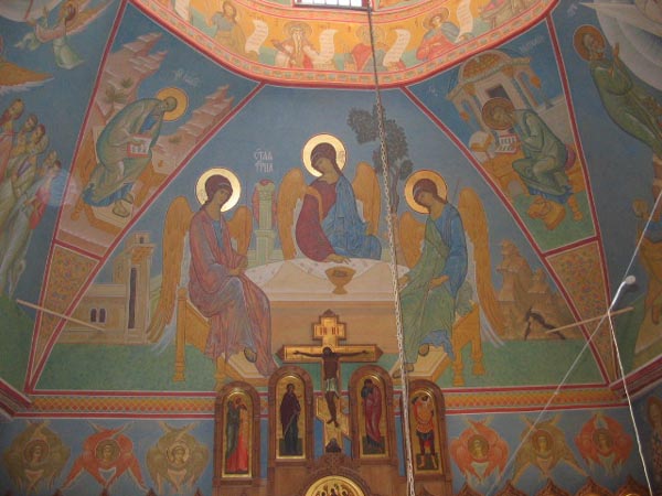 Алтарная стена. Автором выполнены орнаменты в барабане купола и в парусах под евангелистами
