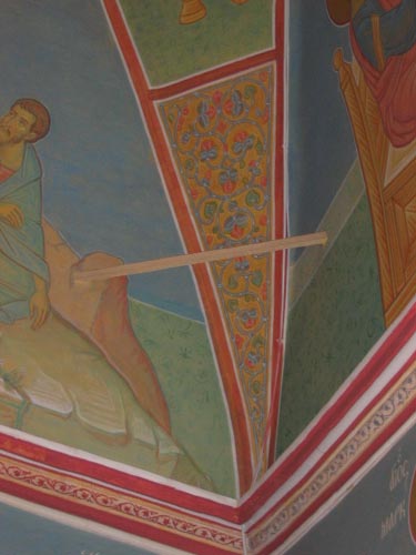 Орнамент в парусах, под изображением евангелистов